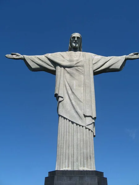 Tiro Vertical Famosa Estátua Cristo Redentor Rio Contra Céu Azul — Fotografia de Stock