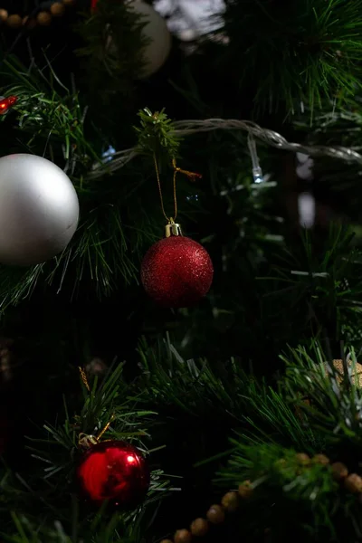 Egy Függőleges Felvétel Karácsonyi Játékok Lóg Fán — Stock Fotó