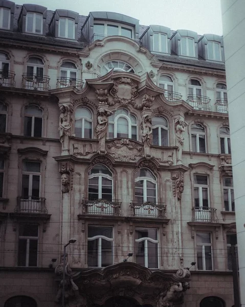 Alacsony Látószögű Felvétel Egy Berlini Szállodáról Gyönyörű Külsővel Antik Homlokzattal — Stock Fotó