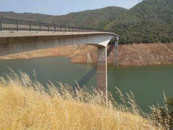 Una Vista Del Paisaje Puente Sobre Río Local Con Bajo —  Fotos de Stock