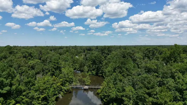 Eine Luftaufnahme Der Brücke Über Den Fluss Einem Wald Unter — Stockfoto