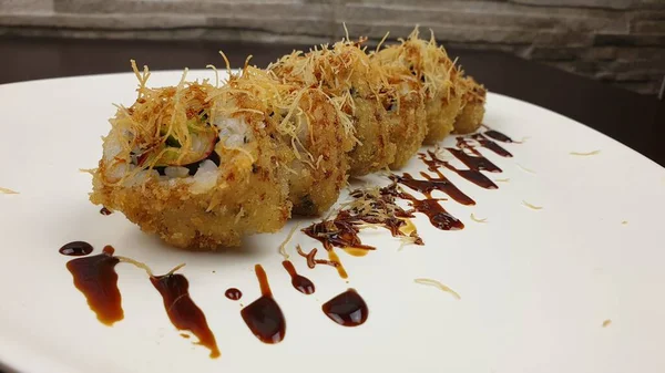Een Close Shot Van Sushi Broodjes Een Japans Restaurant Geserveerd — Stockfoto