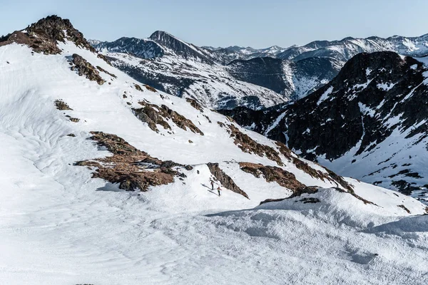 Monte Pirineos Cubierto Nieve Contra Cielo Azul Invierno —  Fotos de Stock