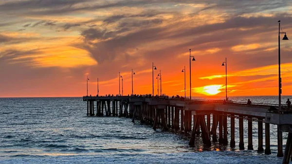 ロサンゼルスのビーチ 海を彩るカラフルな夕日 — ストック写真