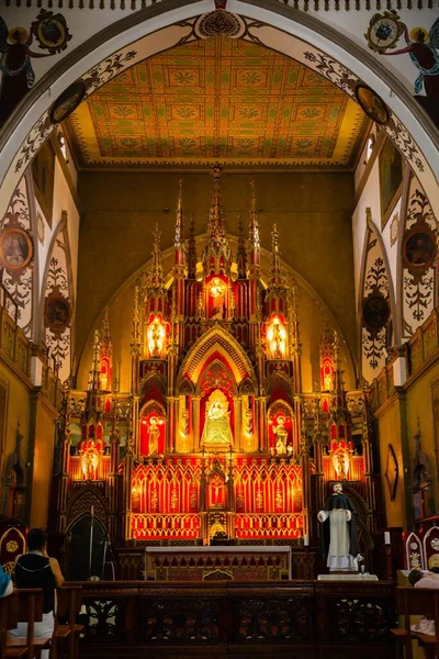 Uma Vista Vertical Interior Uma Igreja Com Altar Teto Alto — Fotografia de Stock