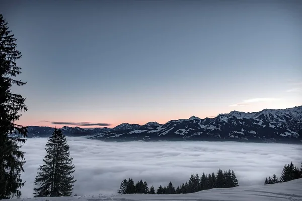 Una Hermosa Escena Natural Del Paisaje Nublado Con Montañas Cubiertas —  Fotos de Stock