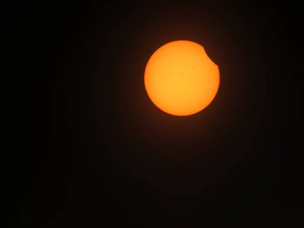 Крупный План Солнечного Затмения Черном Фоне Баптистской Церкви Шейди Гроув — стоковое фото