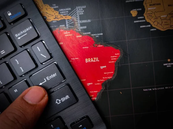Close Dedo Pressionando Entrar Teclado Preto Topo Mapa Brasil Conceito — Fotografia de Stock