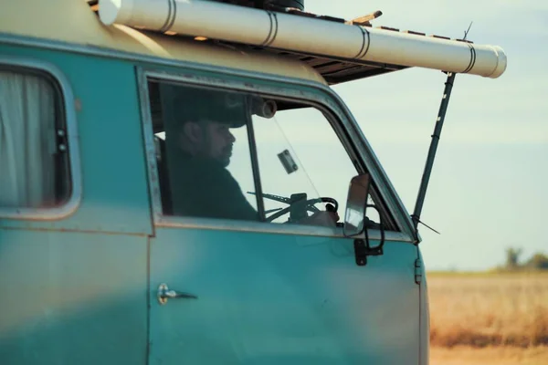 Eine Seitenansicht Eines Jungen Kaukasischen Fahrers Eines Blauen Oldtimer Lieferwagens — Stockfoto