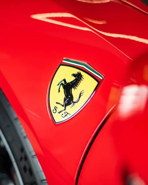 Vysokoúhlý Svislý Snímek Loga Ferrari Červeném Autě — Stock fotografie