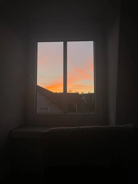 窓から沈む夕日の絶景 — ストック写真
