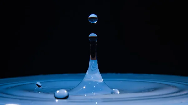 Een Close Van Een Bevroren Waterdruppel Donkere Achtergrond — Stockfoto