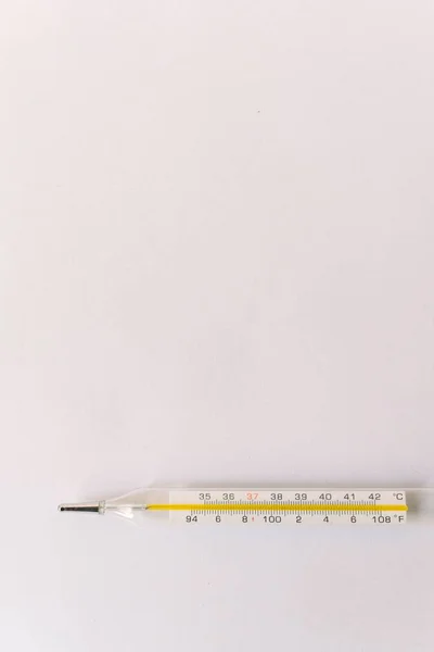 白色で隔離された温度計 熱診断と医療の概念 — ストック写真