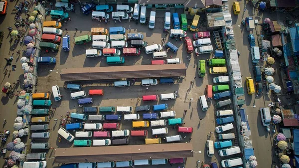 一辆满载五颜六色汽车的卡车站的空中拍摄 — 图库照片