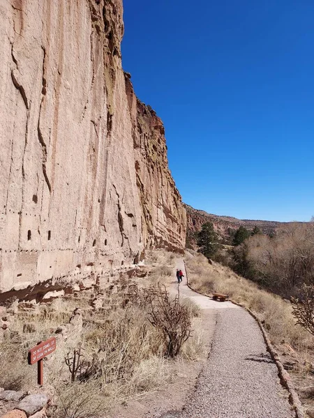 Tiro Vertical Pessoas Andando Uma Estrada Canyon Perto Uma Montanha — Fotografia de Stock