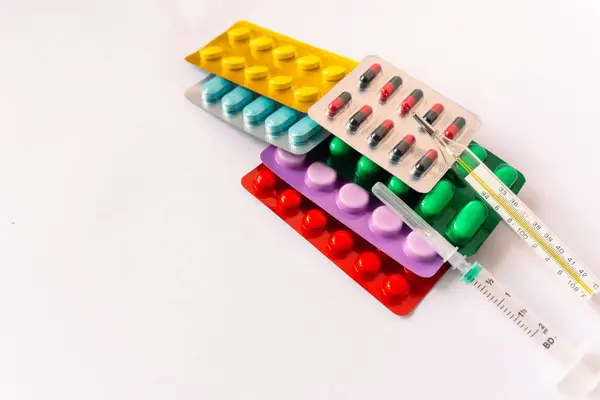 Varios Equipos Médicos Termómetro Ampollas Pipeta Medicamentos Tabletas Cápsulas Aerosol —  Fotos de Stock