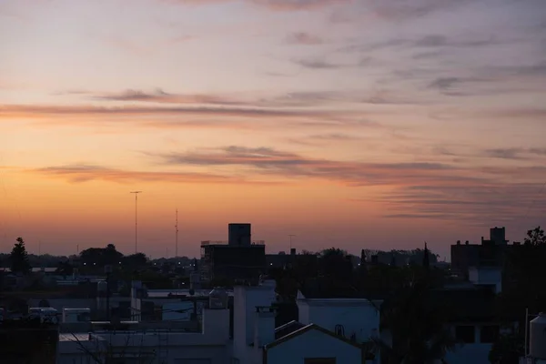 Eine Luftaufnahme Einer Stadt Bei Sonnenuntergang — Stockfoto