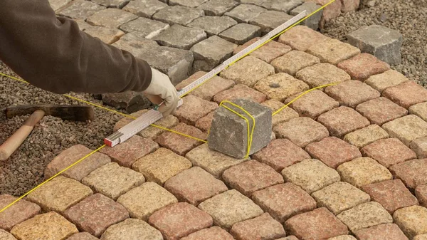 Terasta Son Durak Için Kaldırım Taşlarını Ölçen Bir Işçinin Yakın — Stok fotoğraf