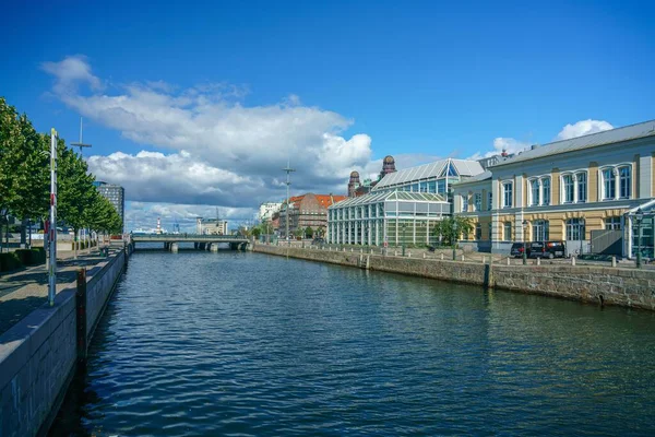 Malmö Sveç Binaları Arka Planda Köprüsü Olan Bir Kanal — Stok fotoğraf