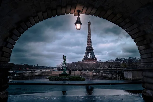 Widok Wieży Eiffla Łuku Średniowiecznego Budynku Pochmurny Dzień Paryżu — Zdjęcie stockowe