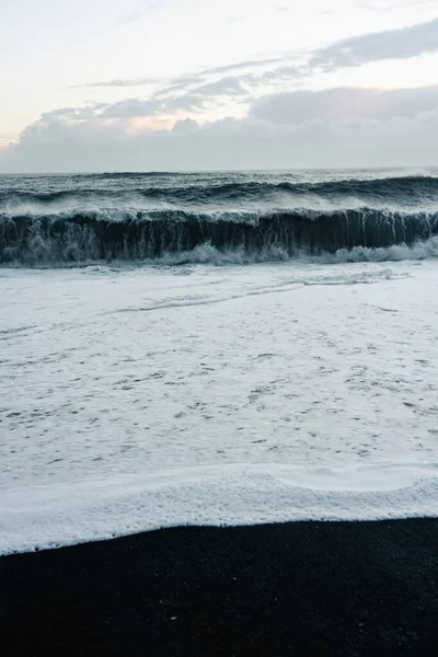 Vertikal Bild Havet Vågor Och Skum Mot Bakgrund Den Molniga — Stockfoto