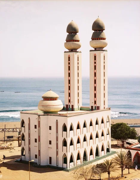 Vertikální Záběr Velké Mešity Dakar Senegalu Přímořskou Pláštěnkou Pozadí — Stock fotografie