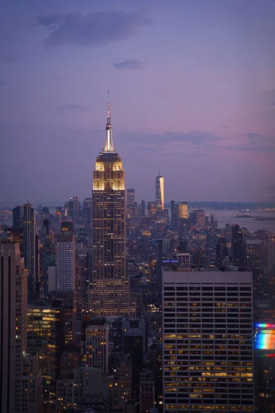 Una Vista Nocturna Del Empire State Building —  Fotos de Stock
