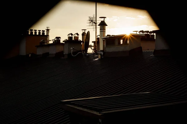 Ein Dach Mit Schornsteinen Bei Sonnenuntergang Mit Grauem Himmel — Stockfoto