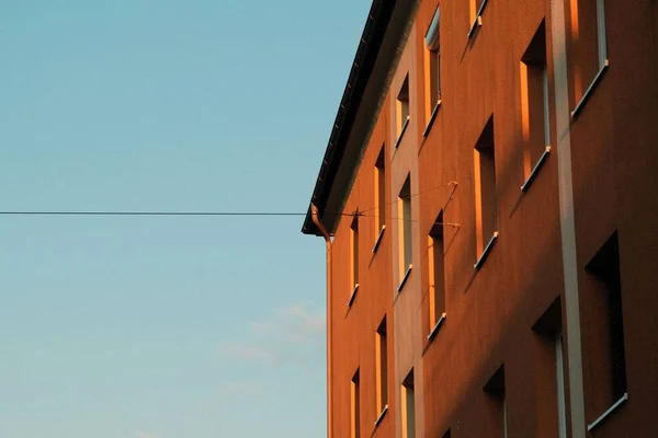 Ένα Εξωτερικό Του Κτιρίου Ενάντια Ένα Μπλε Ουρανό Στο Itzling — Φωτογραφία Αρχείου