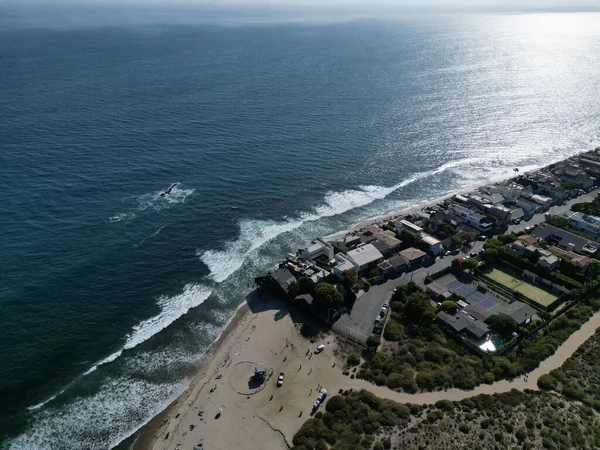 Een Luchtfoto Van Het Strand Met Golven Van Water Crashen — Stockfoto