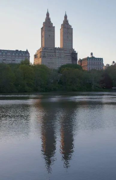 Vertical View Buildings Central Park Surrounded Green Trees Reflected Lake — Stock Photo, Image