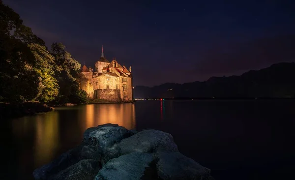 Темный Снимок Замка Чийон Женевском Озере Швейцария Ночью — стоковое фото