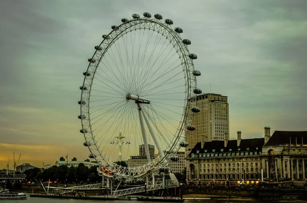 Eine Malerische Aufnahme Des London Eye Unter Dem Bewölkten Himmel — Stockfoto