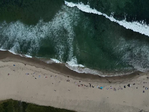 ロサンゼルス マリブで水の波がクラッシュしているビーチの空中ショット — ストック写真
