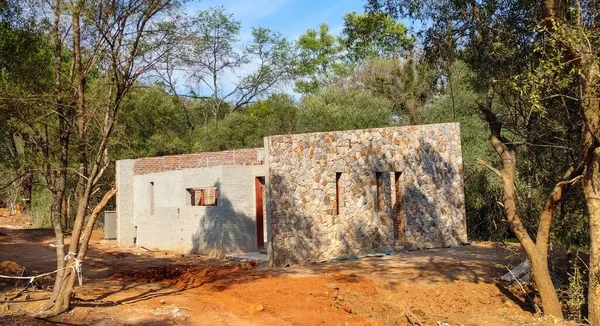 非洲丛林里正在建造的用天然石头建成的小房子 — 图库照片