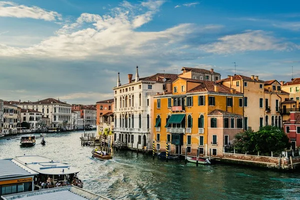 Una Hermosa Vista Los Edificios Típicos Ciudad Venecia Junto Gran — Foto de Stock
