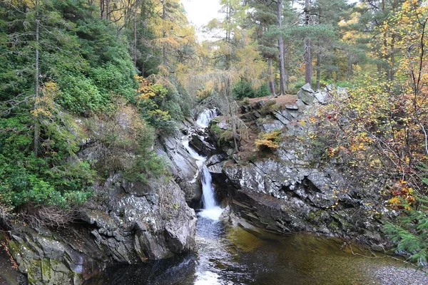 Ландшафтный Вид Водопада Бруар Скалами Растениями Шотландии — стоковое фото