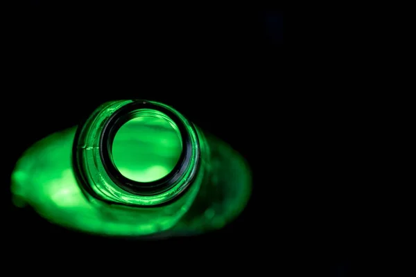 Вид Сверху Зеленую Бутылку Изолированную Черном Фоне — стоковое фото