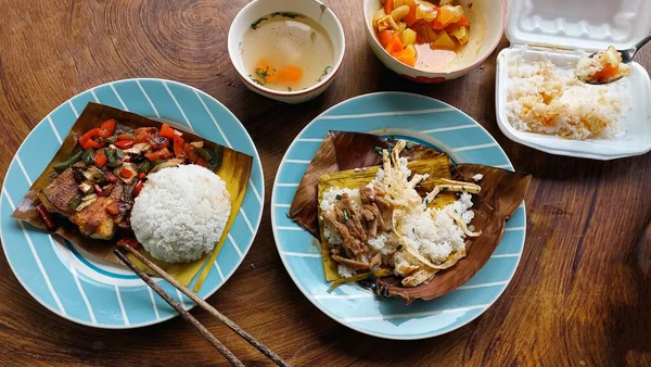 主餐桌上摆满了正宗的传统火腿食品 早餐用的是特蕾波肯干或辛辣的炸鱼和白沙赫什锦 — 图库照片