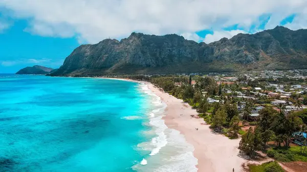 stock image The scenic Waimanalo beach with a turquoise seascape with foamy waves washing the shore in Hawaii