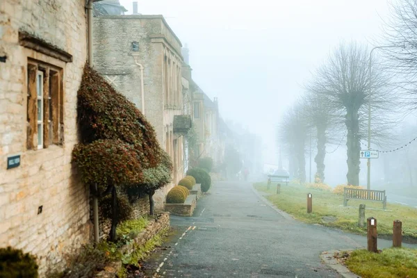Hermoso Plano Casas Antiguas Largo Una Calle Estrecha Día Niebla —  Fotos de Stock