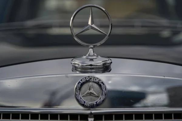 Mercedes Benz Zeichen Auf Der Motorhaube — Stockfoto