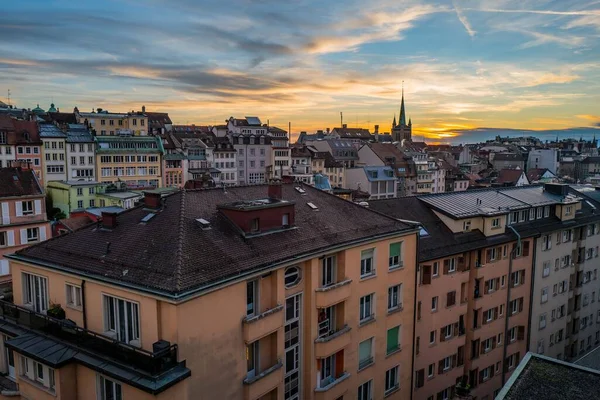 Eine Drohnenaufnahme Des Sonnenuntergangs Über Einem Stadtbild Aus Bunten Häusern — Stockfoto