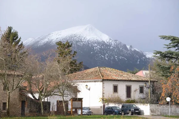 Eine Schöne Aufnahme Von Autos Die Gegen Häuser Navarra Dorf — Stockfoto