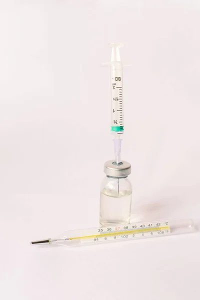 Különböző Orvosi Berendezések Hőmérő Ampullák Pipetta Gyógyszerek Tabletták Kapszulák Spray — Stock Fotó