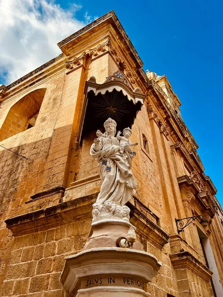 Vertikal Bild Saint Statue Mdina Streets Malta Och Gammal Byggnad — Stockfoto