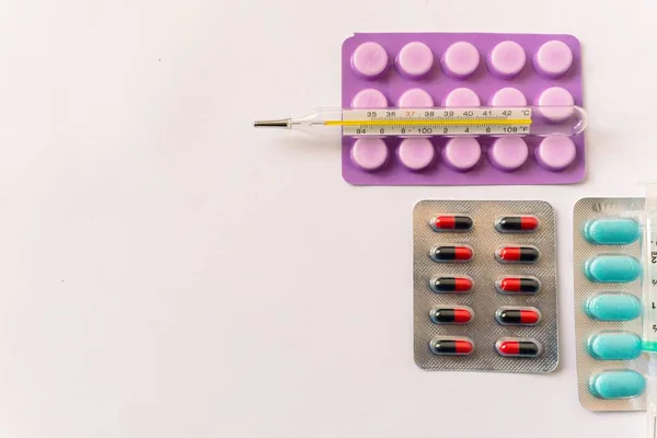 Verschiedene Medizinische Geräte Thermometer Ampullen Pipette Medikamente Tabletten Kapseln Spray — Stockfoto