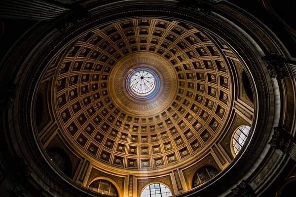 Niskokątne Ujęcie Malowniczej Kopuły Muzeów Watykańskich Wnętrza — Zdjęcie stockowe
