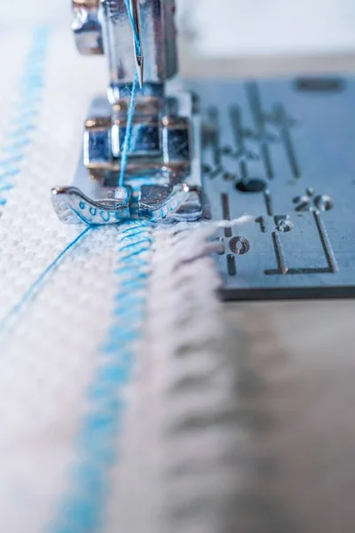 Dikiş Makinesi Iğnesinin Beyaz Bir Kumaşa Dikilen Mavi Iplikle Yakın — Stok fotoğraf