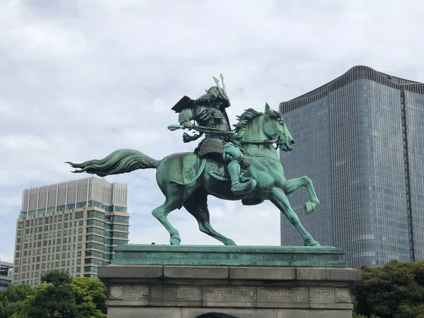 Статуя Кусуноки Масасиге Токио Небоскребами Заднем Плане — стоковое фото